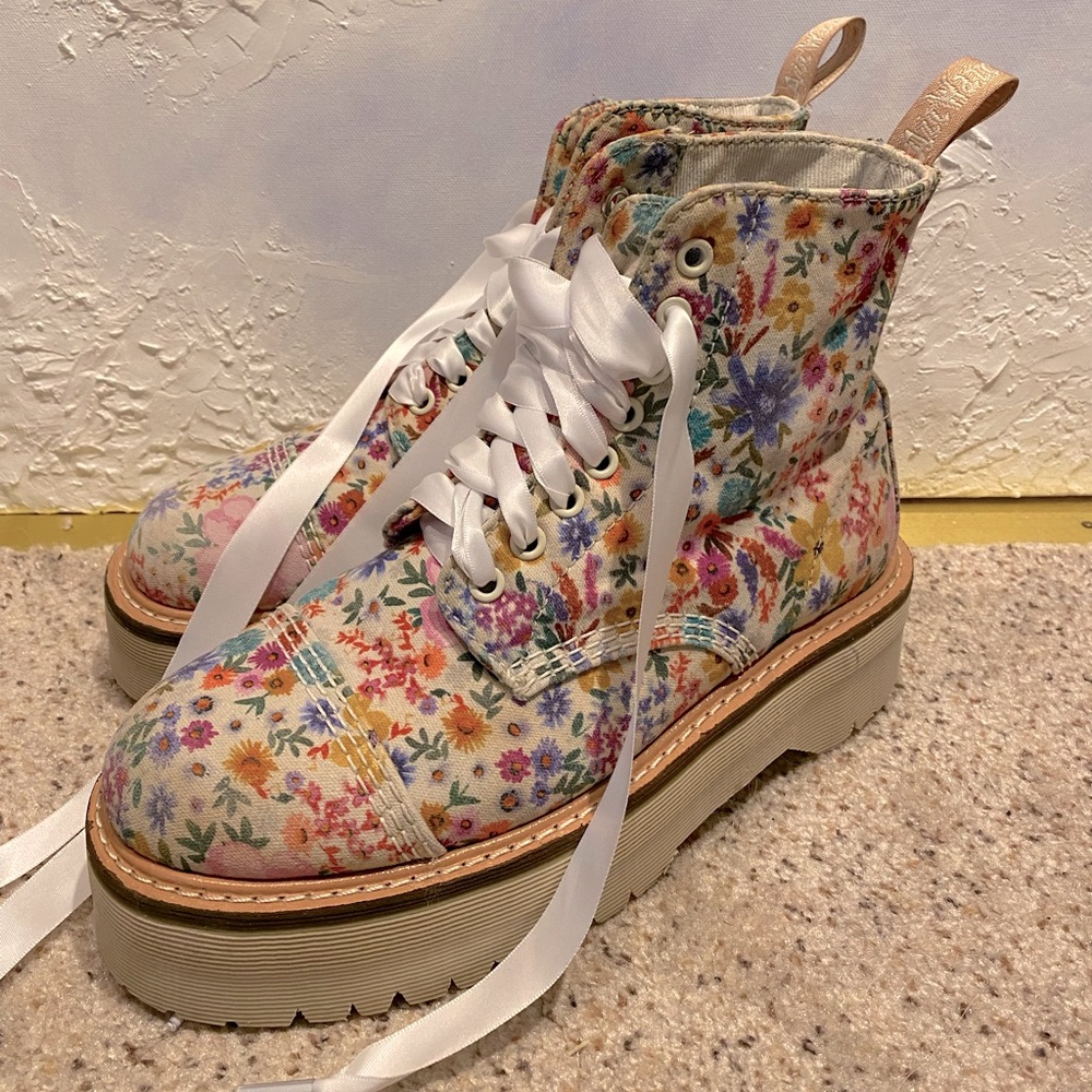 Dr. Marten Sinclair Wanderlust